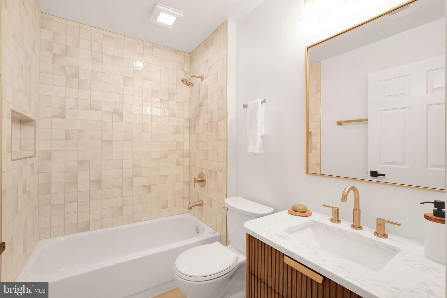20962 MARTINGALE SQ, STERLING, Virginia 20165, 3 Bedrooms Bedrooms, ,2 BathroomsBathrooms,Residential,For sale,20962 MARTINGALE SQ,VALO2095470 MLS # VALO2095470