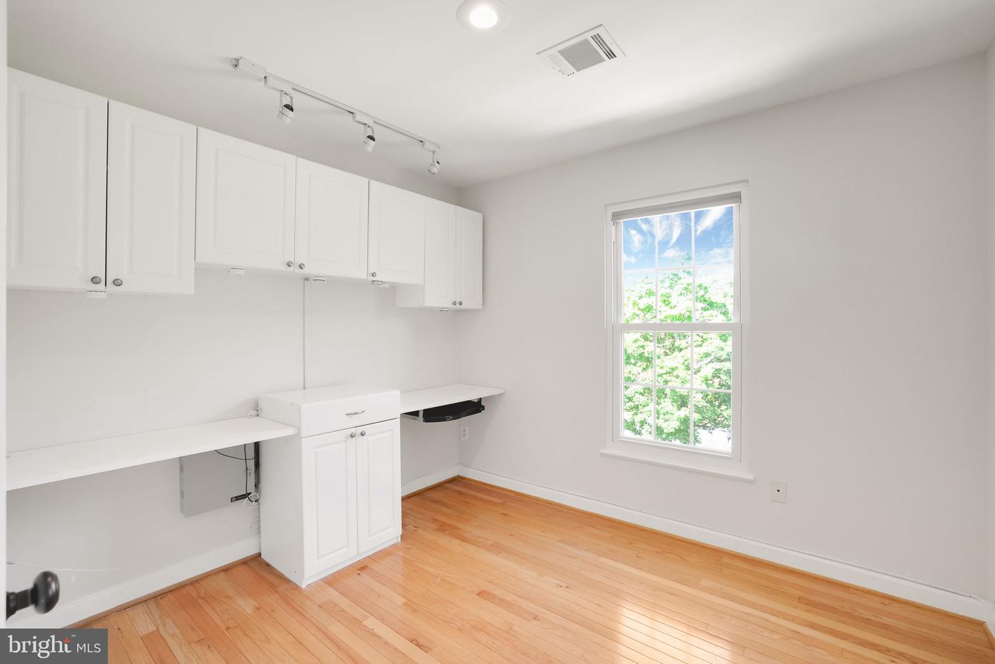 20962 MARTINGALE SQ, STERLING, Virginia 20165, 3 Bedrooms Bedrooms, ,2 BathroomsBathrooms,Residential,For sale,20962 MARTINGALE SQ,VALO2095470 MLS # VALO2095470