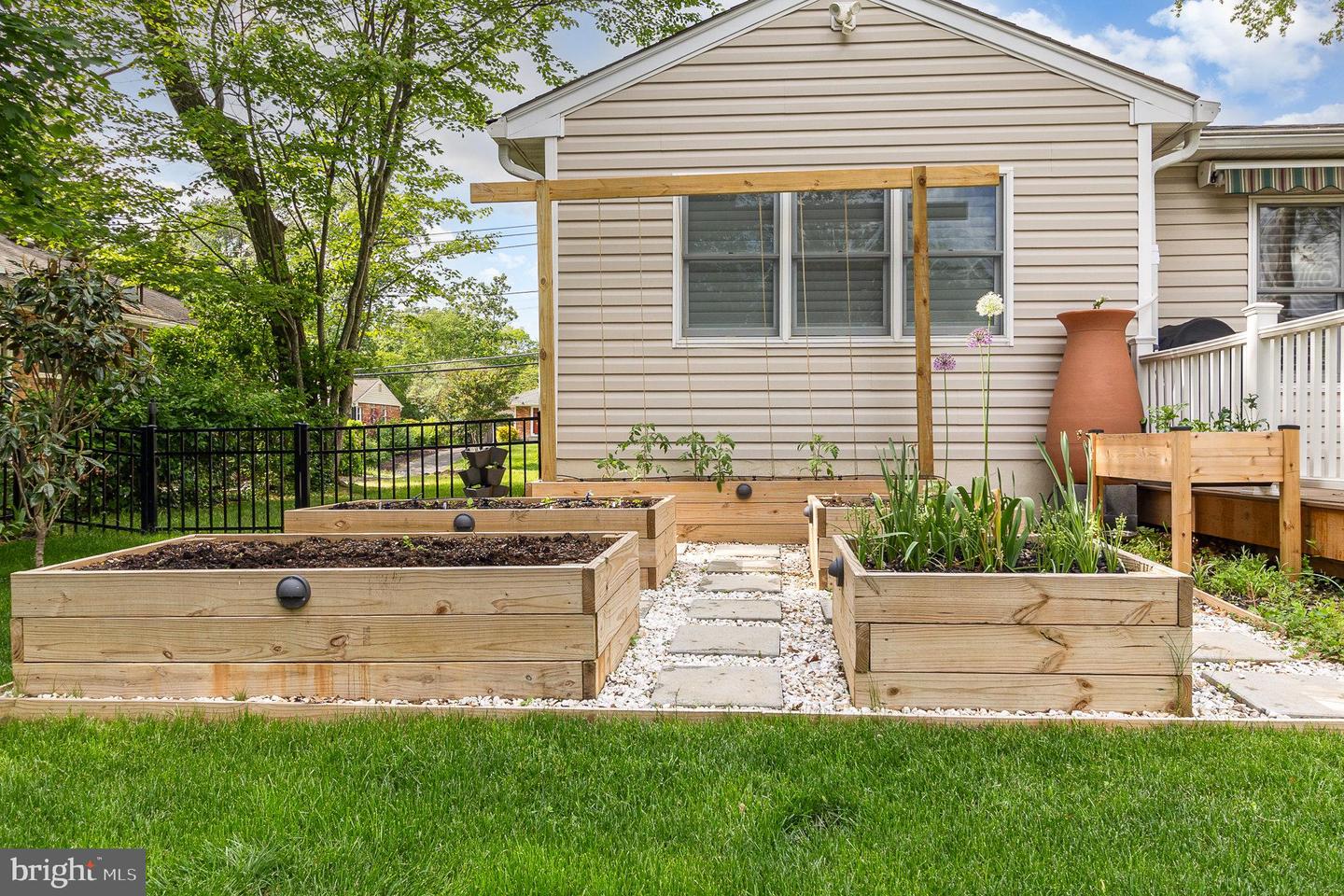 2001 SHENANDOAH RD, ALEXANDRIA, Virginia 22308, 3 Bedrooms Bedrooms, ,2 BathroomsBathrooms,Residential,For sale,2001 SHENANDOAH RD,VAFX2238302 MLS # VAFX2238302