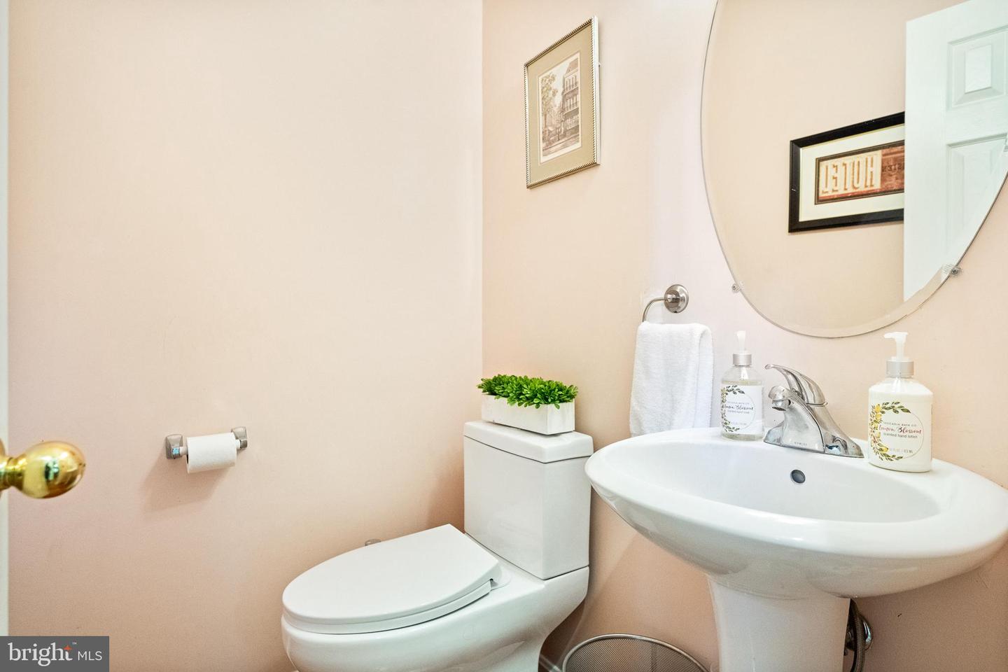 17226 GREENWOOD DR, ROUND HILL, Virginia 20141, 4 Bedrooms Bedrooms, ,2 BathroomsBathrooms,Residential,For sale,17226 GREENWOOD DR,VALO2095572 MLS # VALO2095572