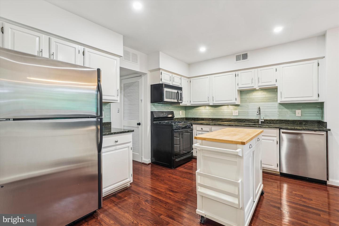 2646 WOODLEY PL NW #1/2, WASHINGTON, District Of Columbia 20008, 2 Bedrooms Bedrooms, ,2 BathroomsBathrooms,Residential,For sale,2646 WOODLEY PL NW #1/2,DCDC2199388 MLS # DCDC2199388