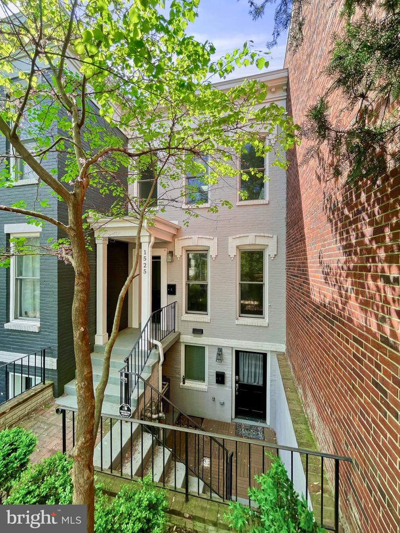 1525 E ST SE, WASHINGTON, District Of Columbia 20003, 4 Bedrooms Bedrooms, ,3 BathroomsBathrooms,Residential,For sale,1525 E ST SE,DCDC2199378 MLS # DCDC2199378