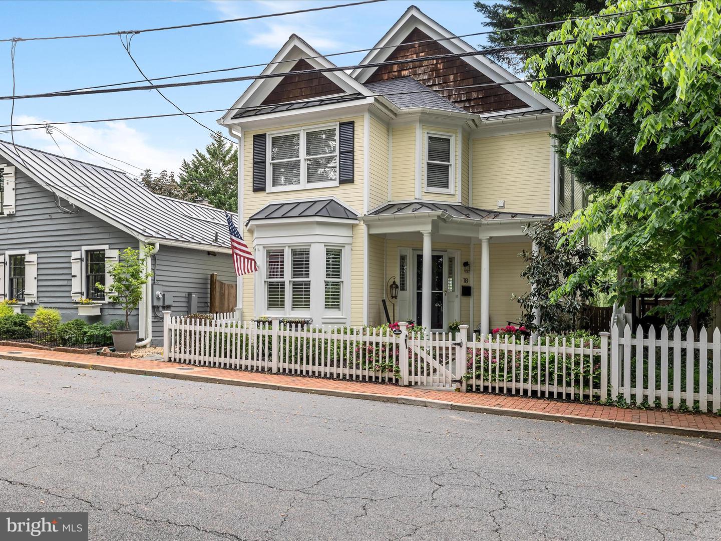 18 AYR ST SW, LEESBURG, Virginia 20175, 3 Bedrooms Bedrooms, ,2 BathroomsBathrooms,Residential,For sale,18 AYR ST SW,VALO2095730 MLS # VALO2095730