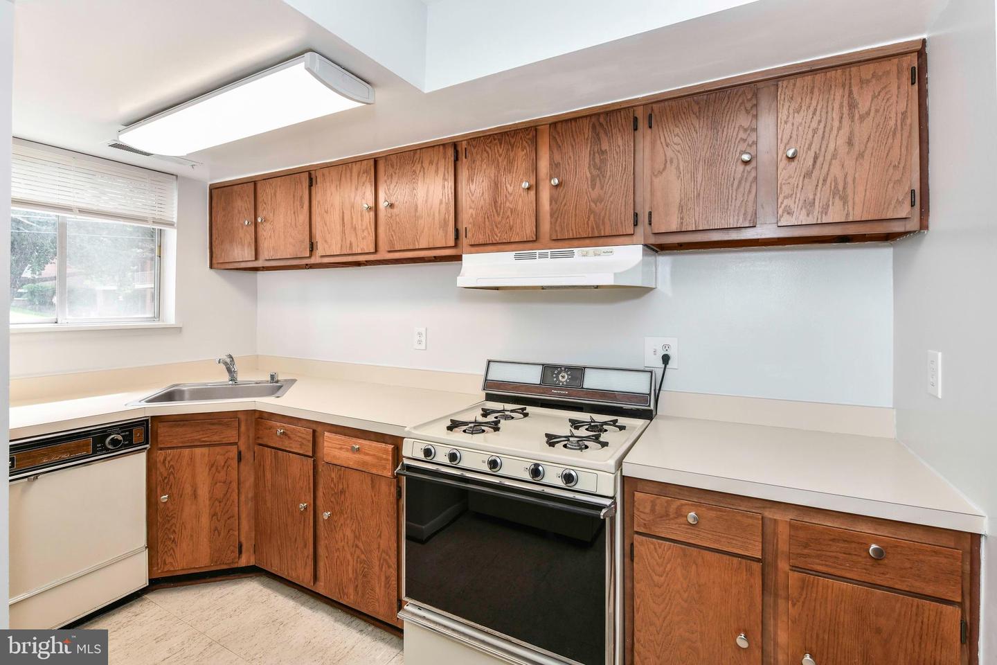 3712 N ROSSER ST #201, ALEXANDRIA, Virginia 22311, 2 Bedrooms Bedrooms, ,1 BathroomBathrooms,Residential,For sale,3712 N ROSSER ST #201,VAFX2239144 MLS # VAFX2239144