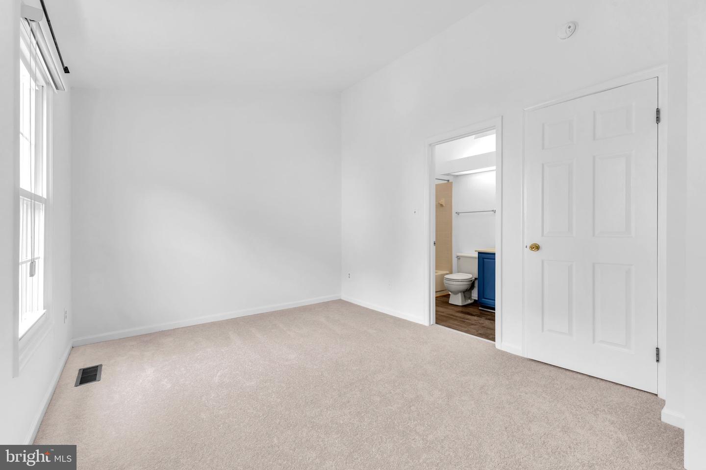 5002 9TH ST S, ARLINGTON, Virginia 22204, 2 Bedrooms Bedrooms, ,2 BathroomsBathrooms,Residential,For sale,5002 9TH ST S,VAAR2057190 MLS # VAAR2057190
