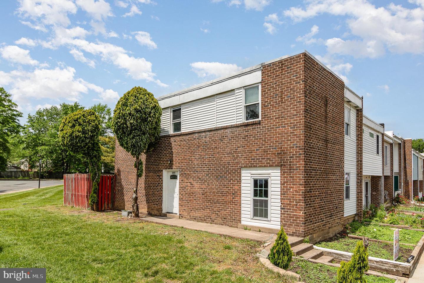 1231 MAGNOLIA LN, HERNDON, Virginia 20170, 4 Bedrooms Bedrooms, ,2 BathroomsBathrooms,Residential,For sale,1231 MAGNOLIA LN,VAFX2239286 MLS # VAFX2239286