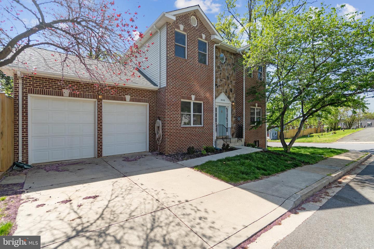 2142 N DINWIDDIE ST, ARLINGTON, Virginia 22207, 4 Bedrooms Bedrooms, ,3 BathroomsBathrooms,Residential,For sale,2142 N DINWIDDIE ST,VAAR2057312 MLS # VAAR2057312
