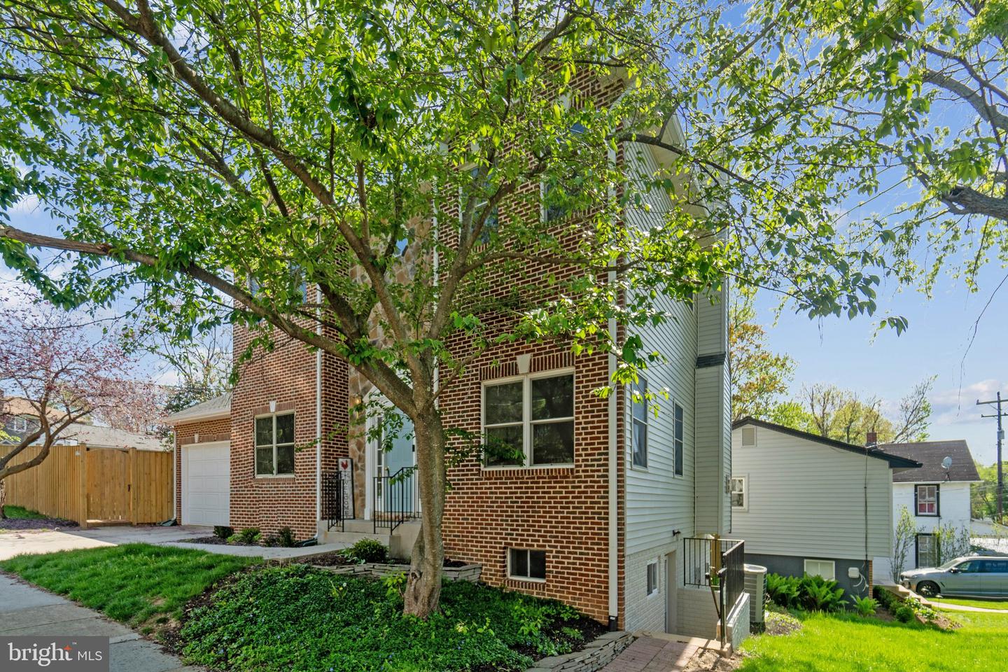 2142 N DINWIDDIE ST, ARLINGTON, Virginia 22207, 4 Bedrooms Bedrooms, ,3 BathroomsBathrooms,Residential,For sale,2142 N DINWIDDIE ST,VAAR2057312 MLS # VAAR2057312
