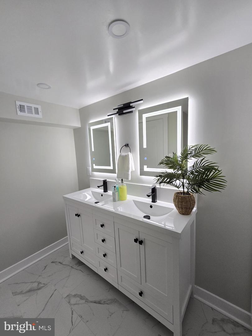 6065 MUNSON HILL RD, FALLS CHURCH, Virginia 22044, 4 Bedrooms Bedrooms, ,2 BathroomsBathrooms,Residential,For sale,6065 MUNSON HILL RD,VAFX2228872 MLS # VAFX2228872