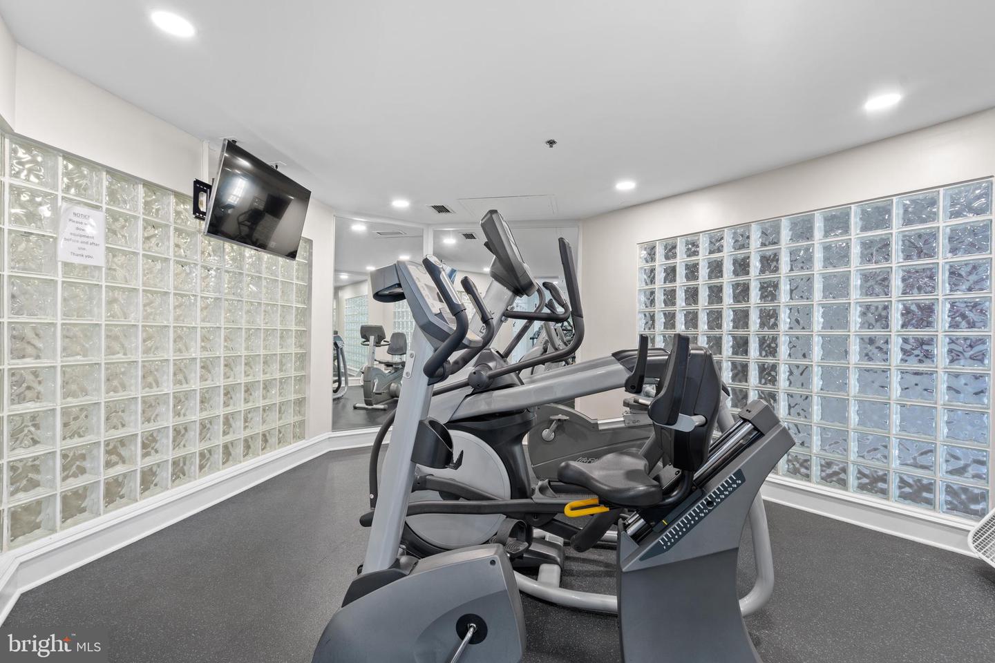1625 INTERNATIONAL DR #402, MCLEAN, Virginia 22102, 2 Bedrooms Bedrooms, ,2 BathroomsBathrooms,Residential,For sale,1625 INTERNATIONAL DR #402,VAFX2229918 MLS # VAFX2229918