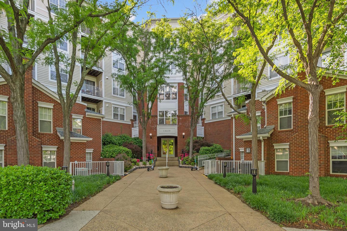 1625 INTERNATIONAL DR #402, MCLEAN, Virginia 22102, 2 Bedrooms Bedrooms, ,2 BathroomsBathrooms,Residential,For sale,1625 INTERNATIONAL DR #402,VAFX2229918 MLS # VAFX2229918