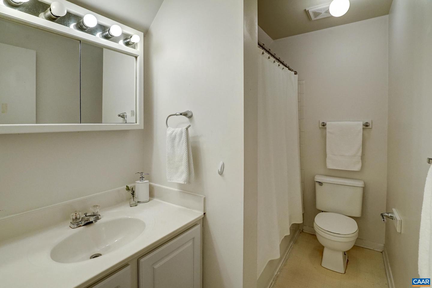 2735 GATEWOOD CIR, CHARLOTTESVILLE, Virginia 22911, 1 Bedroom Bedrooms, ,1 BathroomBathrooms,Residential,For sale,2735 GATEWOOD CIR,662944 MLS # 662944