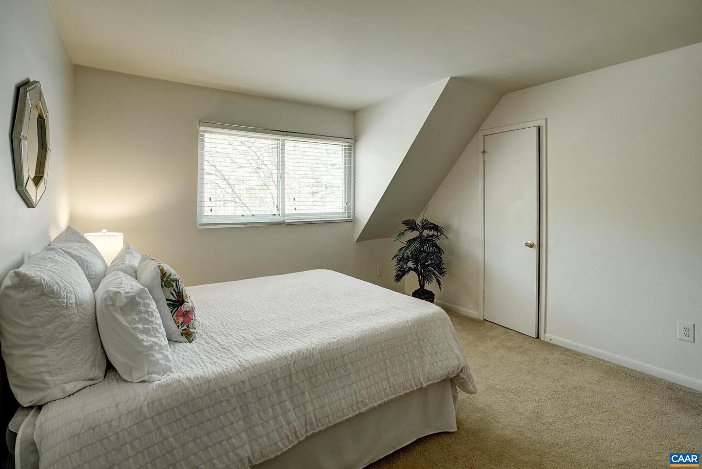2735 GATEWOOD CIR, CHARLOTTESVILLE, Virginia 22911, 1 Bedroom Bedrooms, ,1 BathroomBathrooms,Residential,For sale,2735 GATEWOOD CIR,662944 MLS # 662944