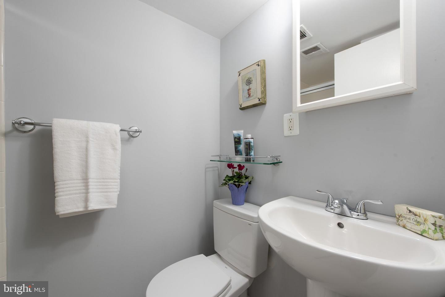 815 CHURCH ST, ALEXANDRIA, Virginia 22314, 2 Bedrooms Bedrooms, ,2 BathroomsBathrooms,Residential,For sale,815 CHURCH ST,VAAX2044020 MLS # VAAX2044020