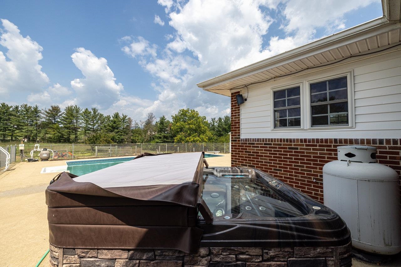 62 ROSSER DR, LURAY, Virginia 22835, 3 Bedrooms Bedrooms, ,2 BathroomsBathrooms,Residential,62 ROSSER DR,664399 MLS # 664399