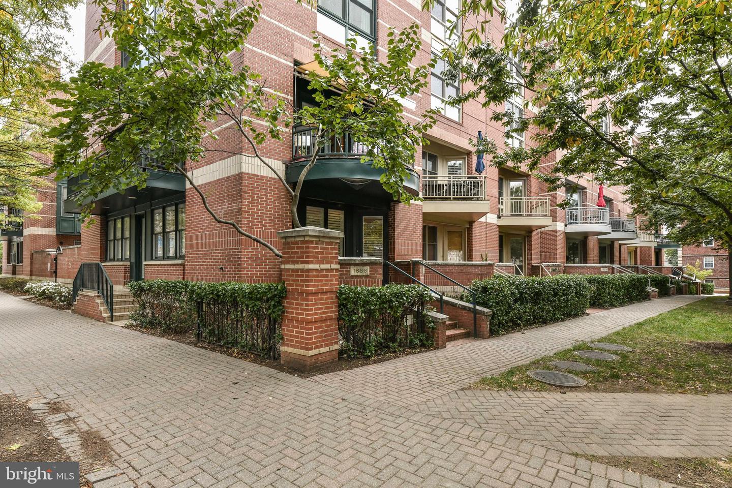 1688 N QUINN ST, ARLINGTON, Virginia 22209, 3 Bedrooms Bedrooms, ,2 BathroomsBathrooms,Residential,For sale,1688 N QUINN ST,VAAR2056198 MLS # VAAR2056198