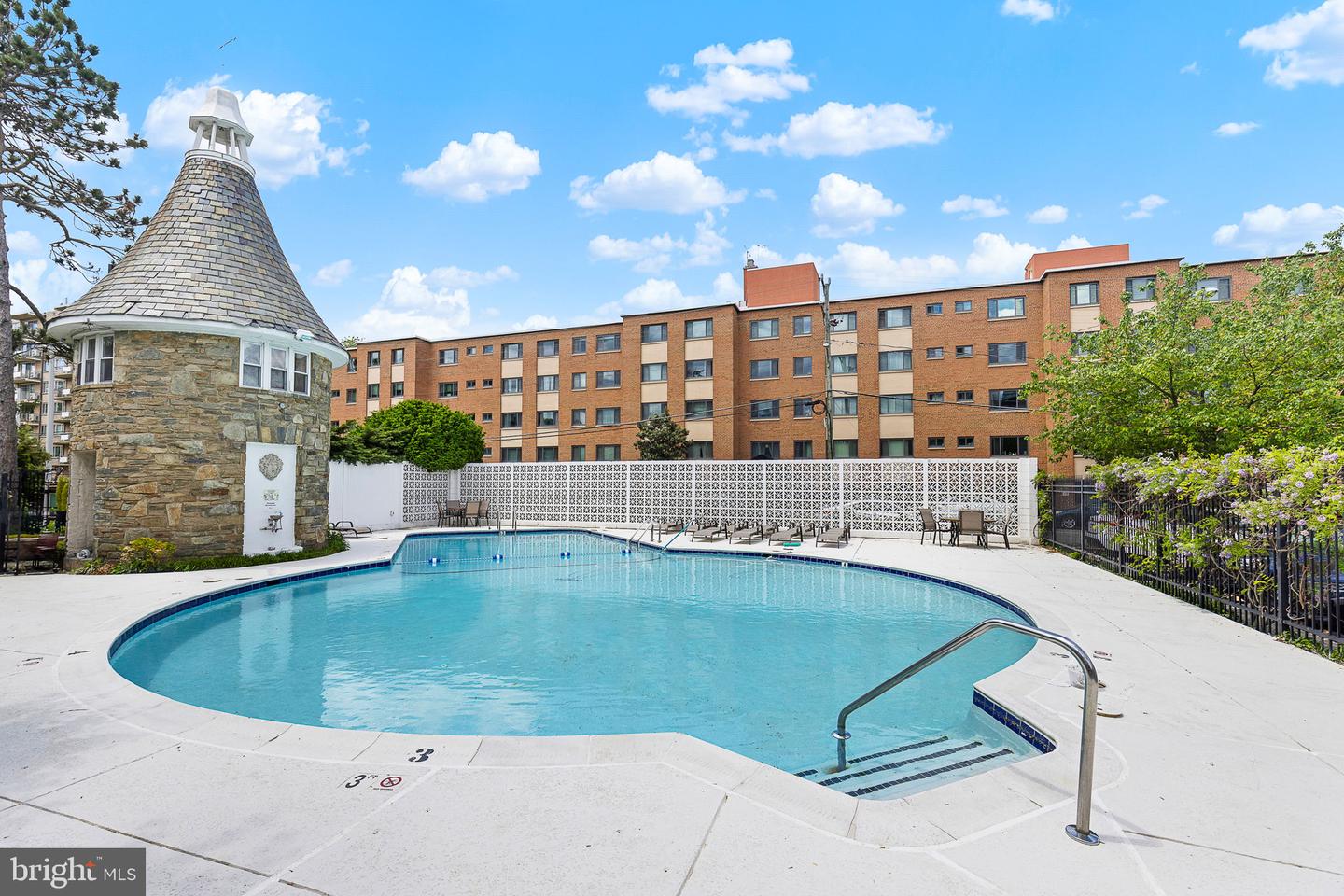 1301 S ARLINGTON RIDGE RD #208, ARLINGTON, Virginia 22202, 2 Bedrooms Bedrooms, ,1 BathroomBathrooms,Residential,For sale,1301 S ARLINGTON RIDGE RD #208,VAAR2056822 MLS # VAAR2056822