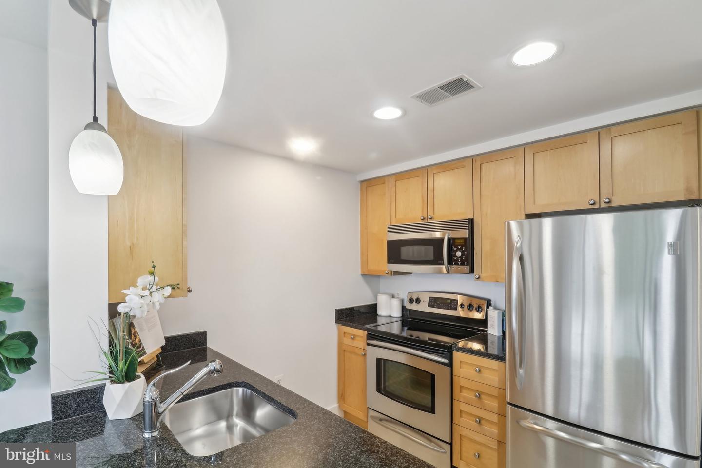 2001 15TH ST N #207, ARLINGTON, Virginia 22201, 2 Bedrooms Bedrooms, ,2 BathroomsBathrooms,Residential,For sale,2001 15TH ST N #207,VAAR2057120 MLS # VAAR2057120