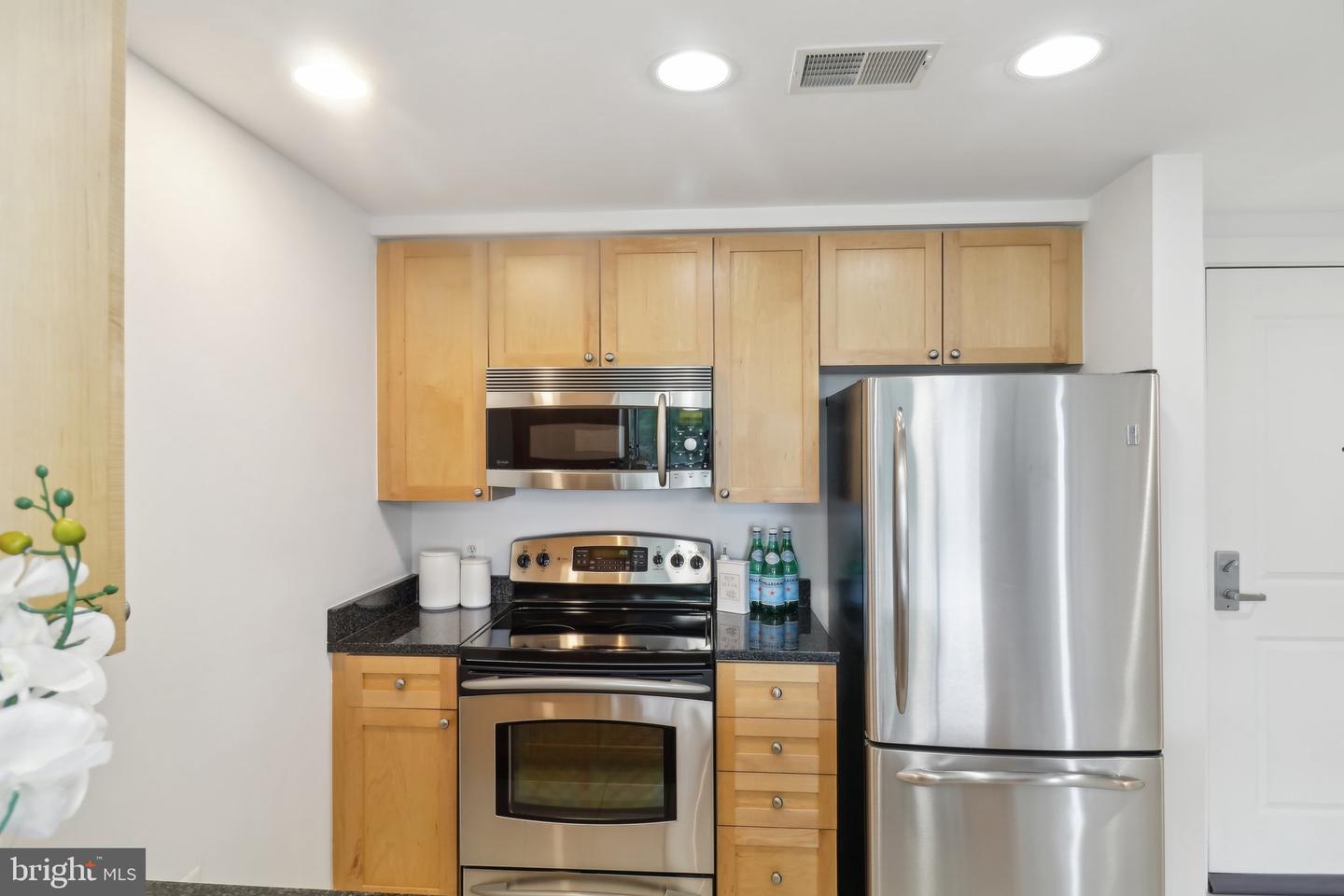 2001 15TH ST N #207, ARLINGTON, Virginia 22201, 2 Bedrooms Bedrooms, ,2 BathroomsBathrooms,Residential,For sale,2001 15TH ST N #207,VAAR2057120 MLS # VAAR2057120