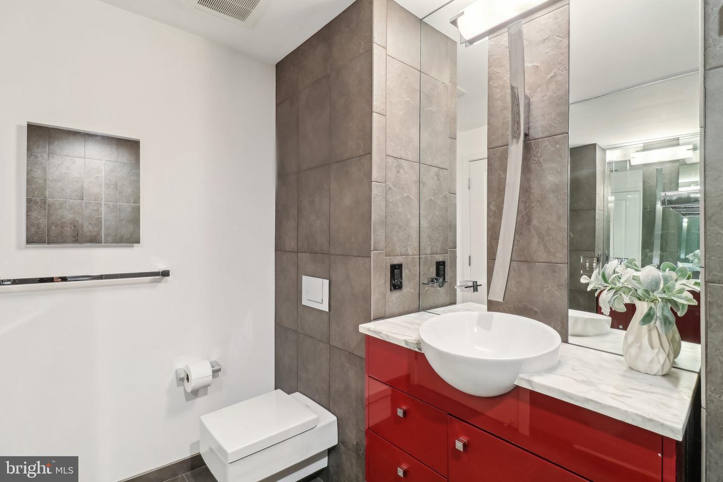 2001 15TH ST N #207, ARLINGTON, Virginia 22201, 2 Bedrooms Bedrooms, ,2 BathroomsBathrooms,Residential,For sale,2001 15TH ST N #207,VAAR2057120 MLS # VAAR2057120