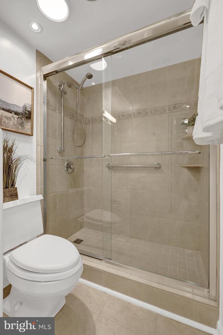 8360 GREENSBORO DR #212, MCLEAN, Virginia 22102, 3 Bedrooms Bedrooms, ,2 BathroomsBathrooms,Residential,For sale,8360 GREENSBORO DR #212,VAFX2238966 MLS # VAFX2238966