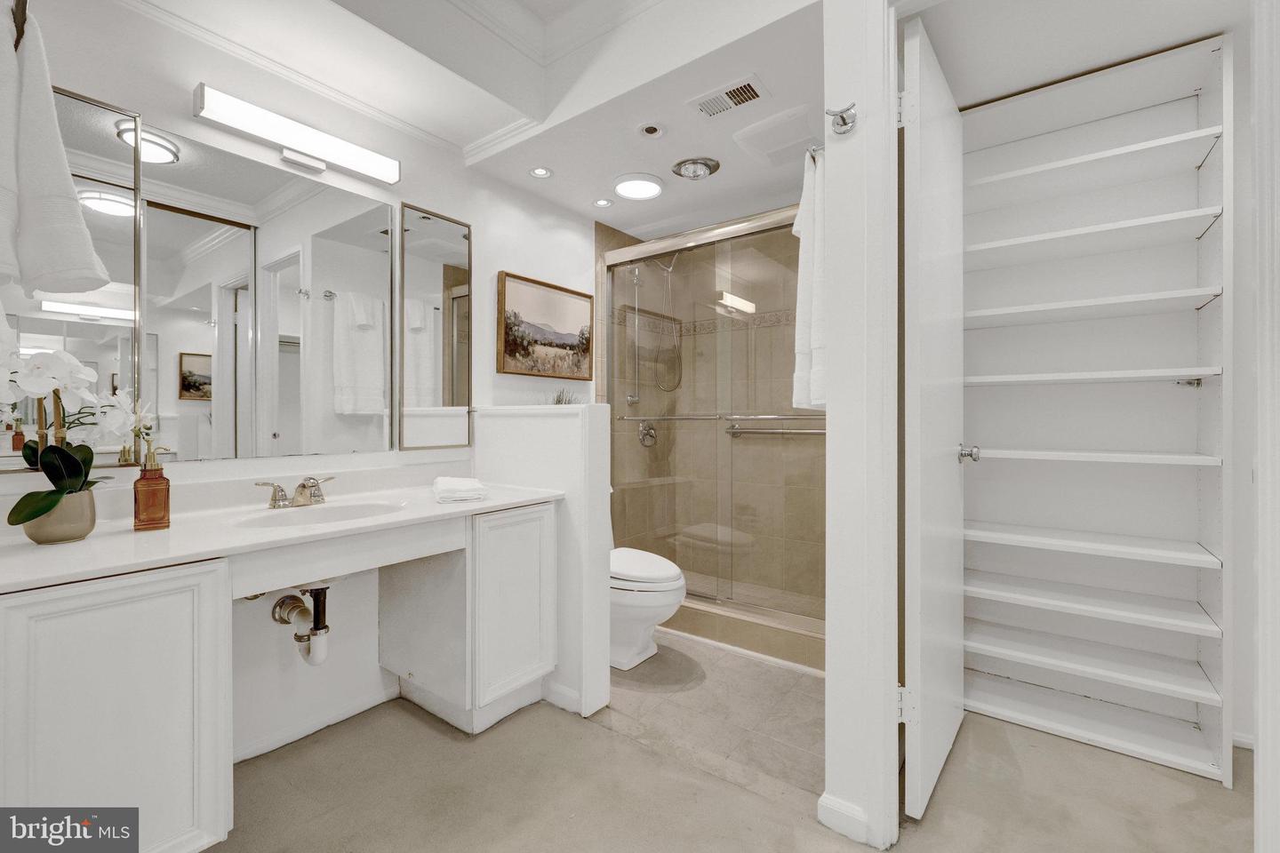 8360 GREENSBORO DR #212, MCLEAN, Virginia 22102, 3 Bedrooms Bedrooms, ,2 BathroomsBathrooms,Residential,For sale,8360 GREENSBORO DR #212,VAFX2238966 MLS # VAFX2238966