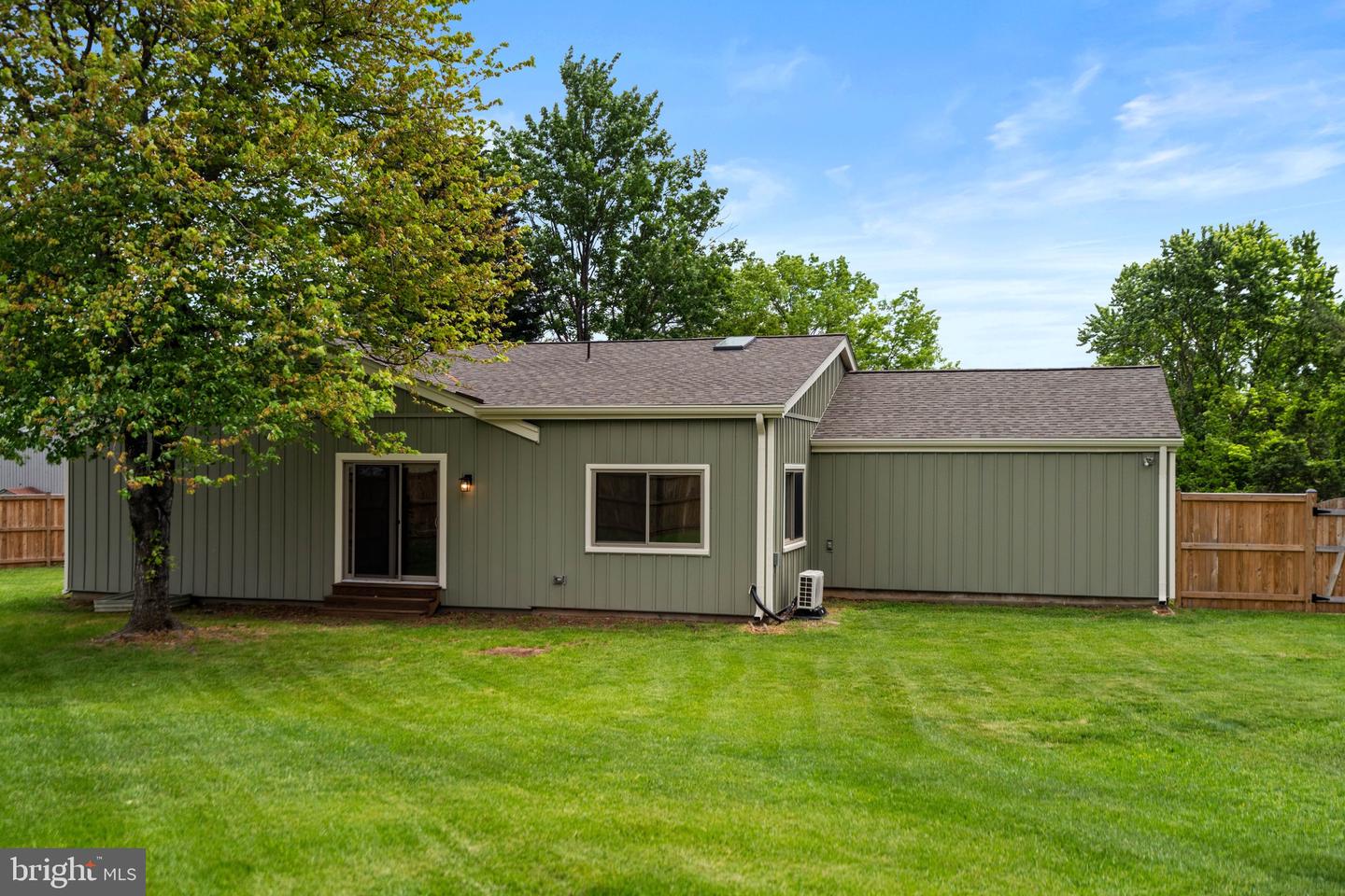 202 NUTMEG CT, STERLING, Virginia 20164, 3 Bedrooms Bedrooms, ,2 BathroomsBathrooms,Residential,For sale,202 NUTMEG CT,VALO2095992 MLS # VALO2095992