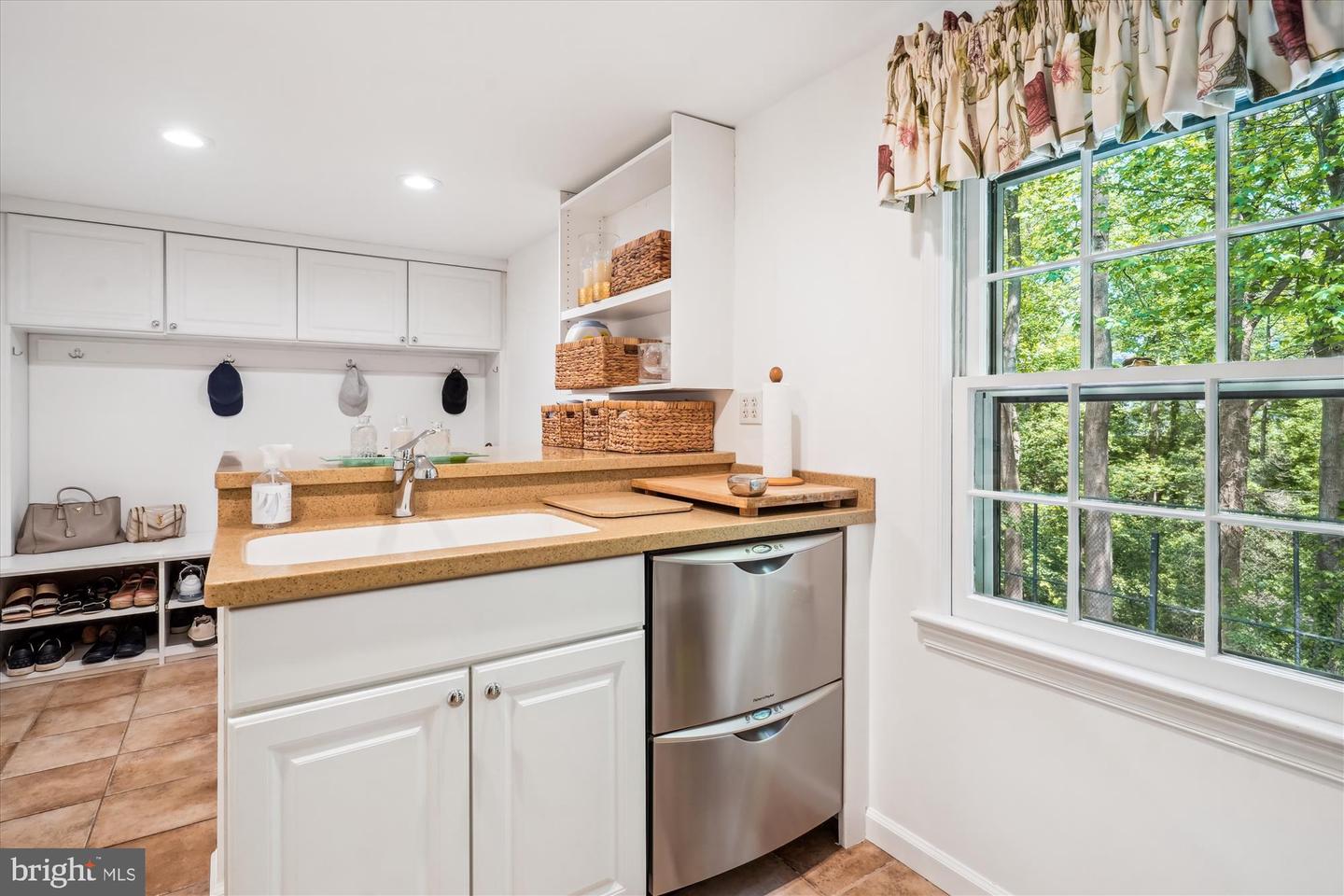 1586 FOREST VILLA LN, MCLEAN, Virginia 22101, 5 Bedrooms Bedrooms, ,3 BathroomsBathrooms,Residential,For sale,1586 FOREST VILLA LN,VAFX2239798 MLS # VAFX2239798