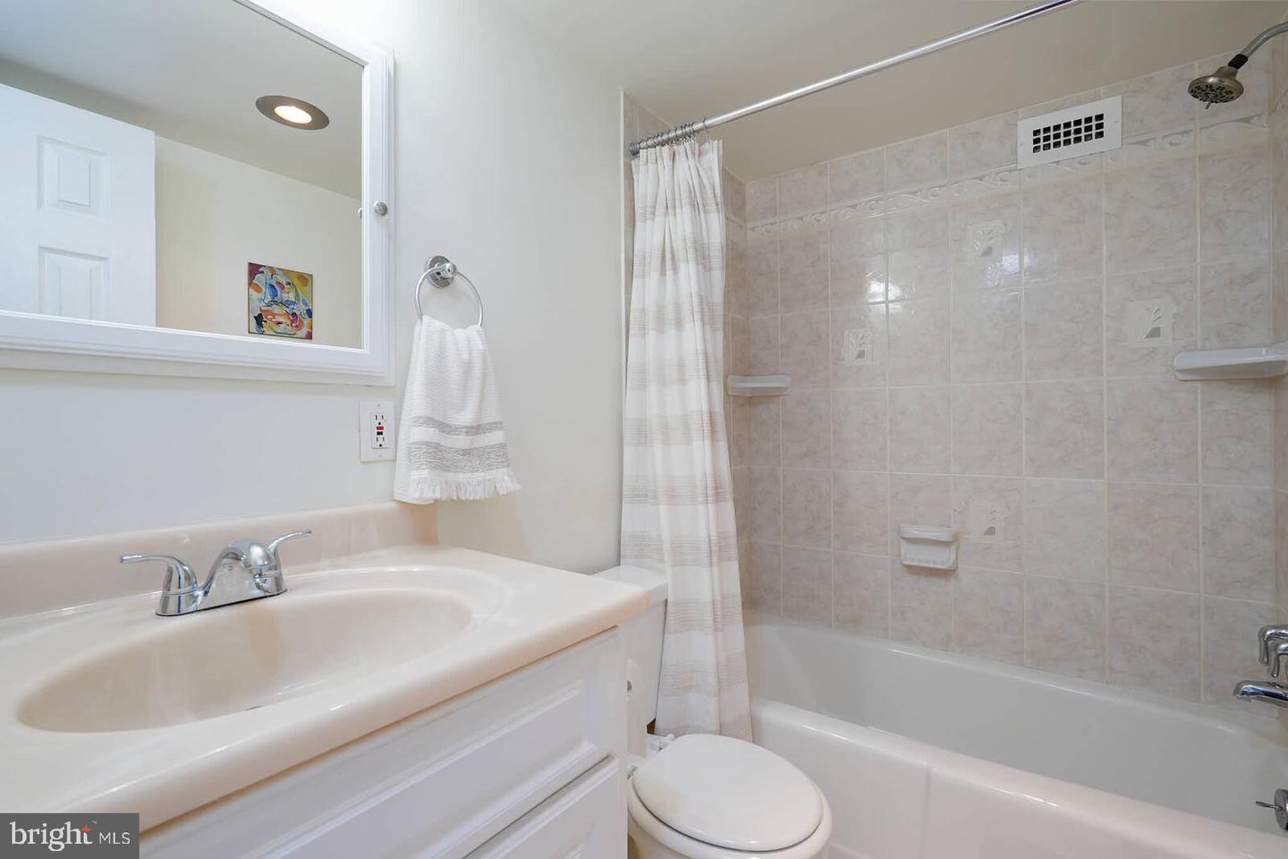 4600 S FOUR MILE RUN DR #907, ARLINGTON, Virginia 22204, 1 Bedroom Bedrooms, ,1 BathroomBathrooms,Residential,For sale,4600 S FOUR MILE RUN DR #907,VAAR2057284 MLS # VAAR2057284