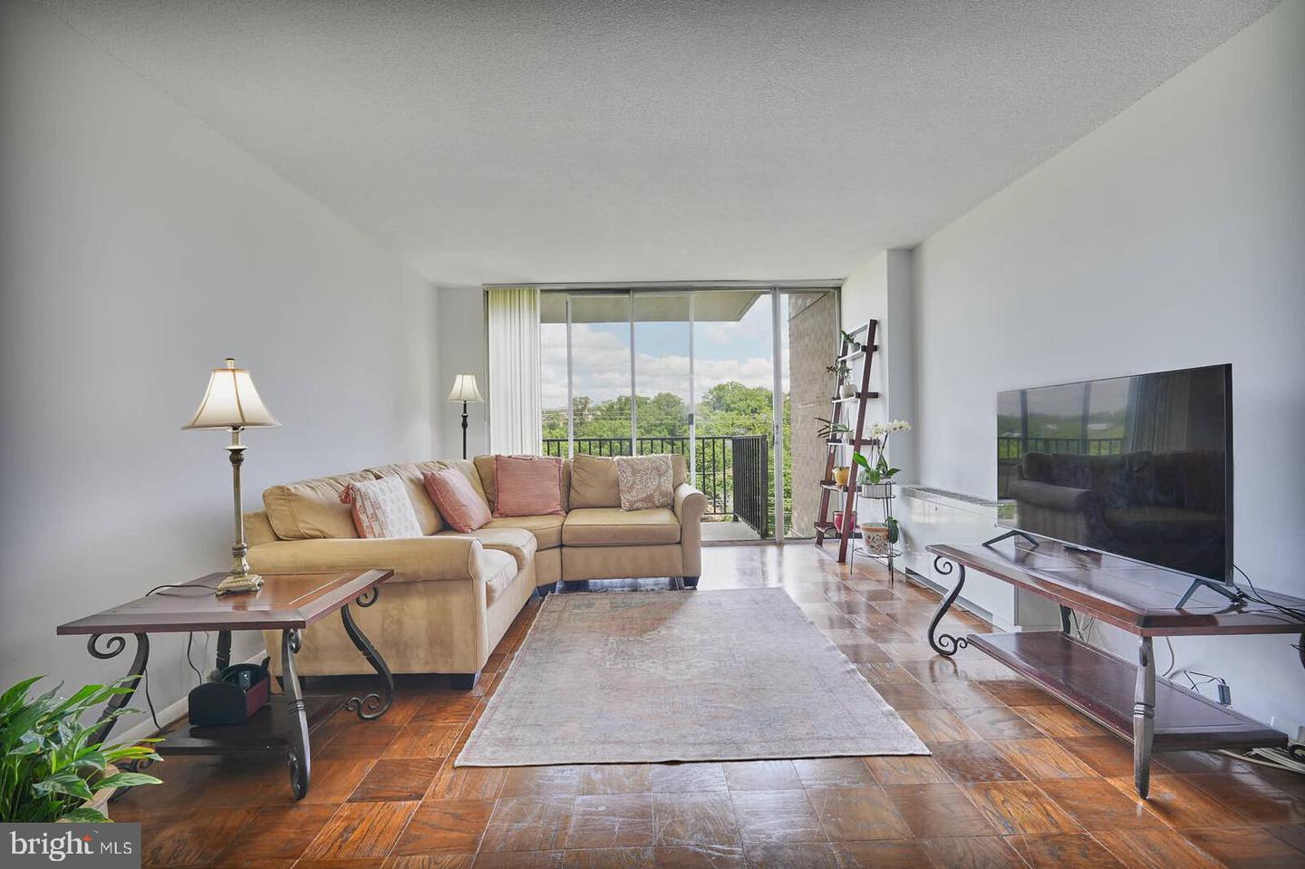 4600 S FOUR MILE RUN DR #907, ARLINGTON, Virginia 22204, 1 Bedroom Bedrooms, ,1 BathroomBathrooms,Residential,For sale,4600 S FOUR MILE RUN DR #907,VAAR2057284 MLS # VAAR2057284