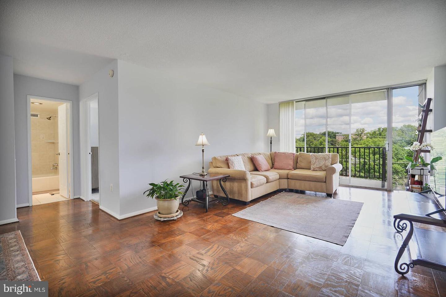 4600 S FOUR MILE RUN DR #907, ARLINGTON, Virginia 22204, 1 Bedroom Bedrooms, ,1 BathroomBathrooms,Residential,For sale,4600 S FOUR MILE RUN DR #907,VAAR2057284 MLS # VAAR2057284