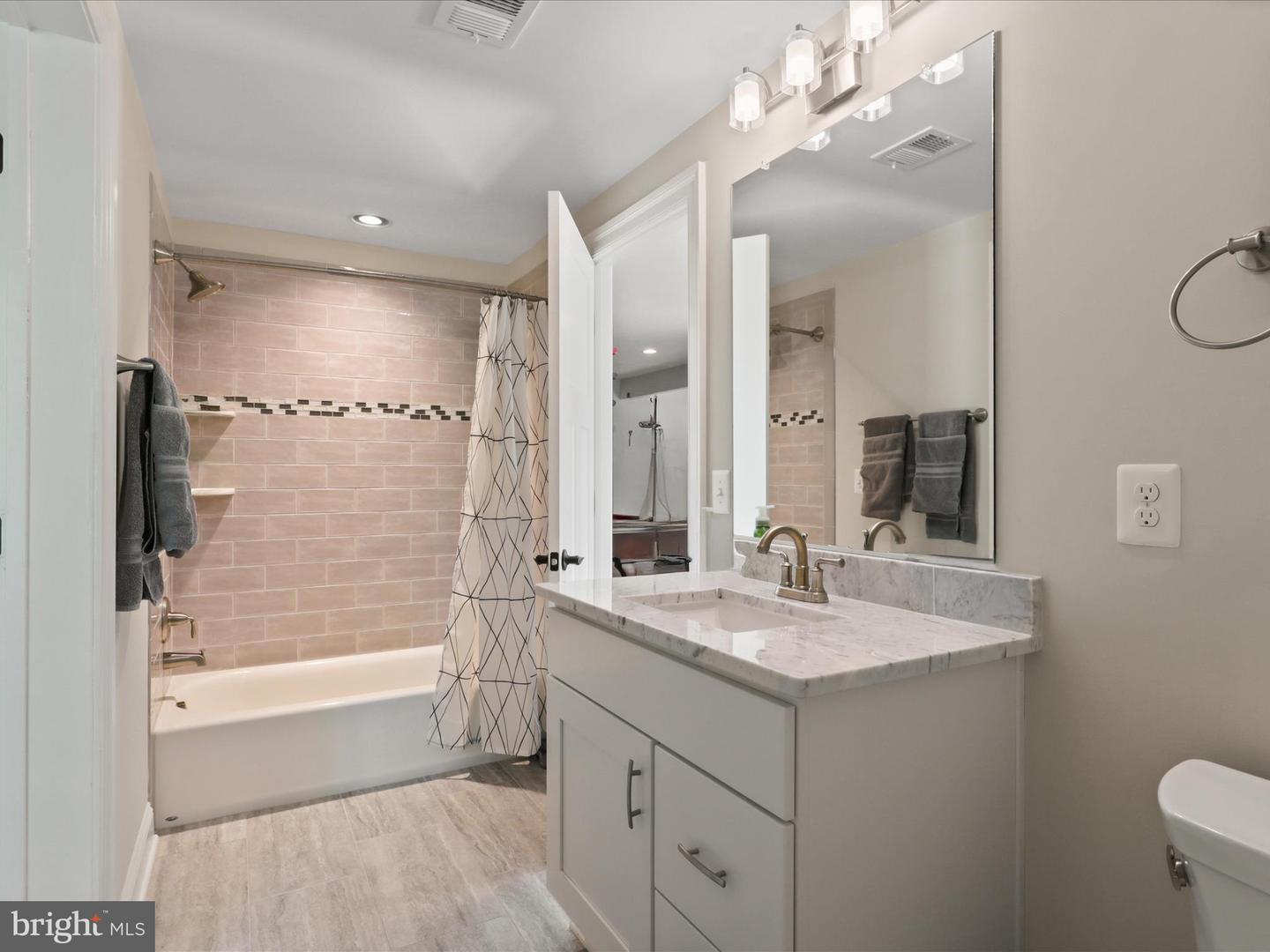 8254 LEES RIDGE RD, WARRENTON, Virginia 20186, 5 Bedrooms Bedrooms, ,4 BathroomsBathrooms,Residential,For sale,8254 LEES RIDGE RD,VAFQ2016568 MLS # VAFQ2016568