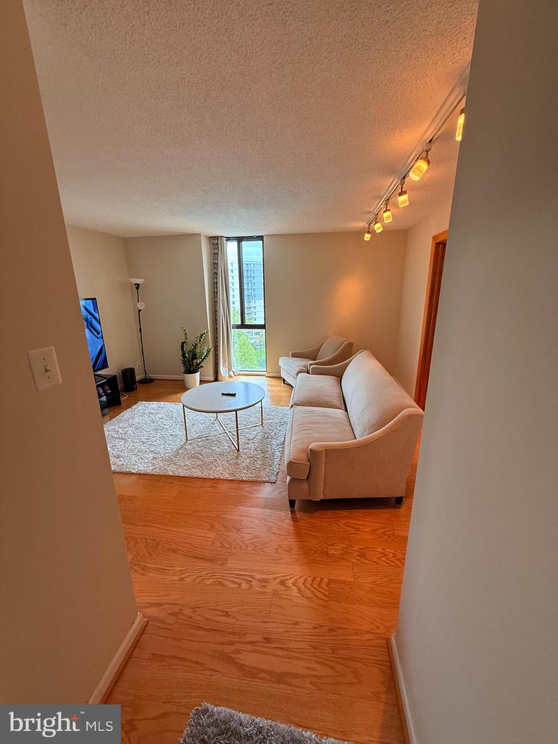 6800 FLEETWOOD RD #1008, MCLEAN, Virginia 22101, 1 Bedroom Bedrooms, ,1 BathroomBathrooms,Residential,For sale,6800 FLEETWOOD RD #1008,VAFX2240170 MLS # VAFX2240170