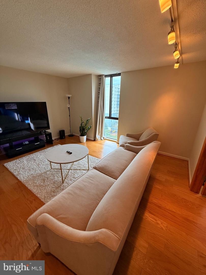 6800 FLEETWOOD RD #1008, MCLEAN, Virginia 22101, 1 Bedroom Bedrooms, ,1 BathroomBathrooms,Residential,For sale,6800 FLEETWOOD RD #1008,VAFX2240170 MLS # VAFX2240170