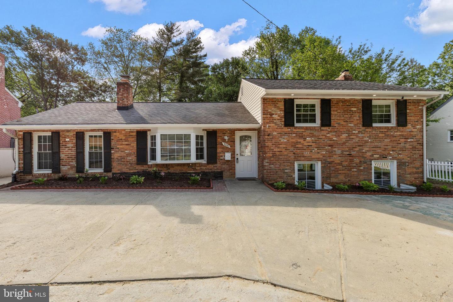 3051 SLEEPY HOLLOW RD, FALLS CHURCH, Virginia 22042, 7 Bedrooms Bedrooms, ,5 BathroomsBathrooms,Residential,For sale,3051 SLEEPY HOLLOW RD,VAFX2240250 MLS # VAFX2240250