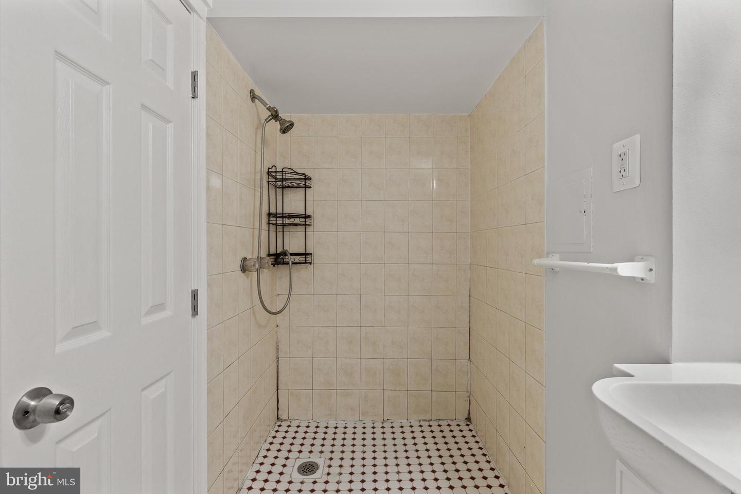 3051 SLEEPY HOLLOW RD, FALLS CHURCH, Virginia 22042, 7 Bedrooms Bedrooms, ,5 BathroomsBathrooms,Residential,For sale,3051 SLEEPY HOLLOW RD,VAFX2240250 MLS # VAFX2240250