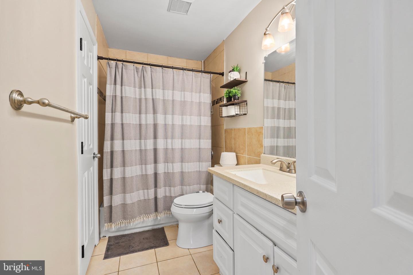 5584 REARDON LN, WOODBRIDGE, Virginia 22193, 4 Bedrooms Bedrooms, ,2 BathroomsBathrooms,Residential,For sale,5584 REARDON LN,VAPW2094458 MLS # VAPW2094458