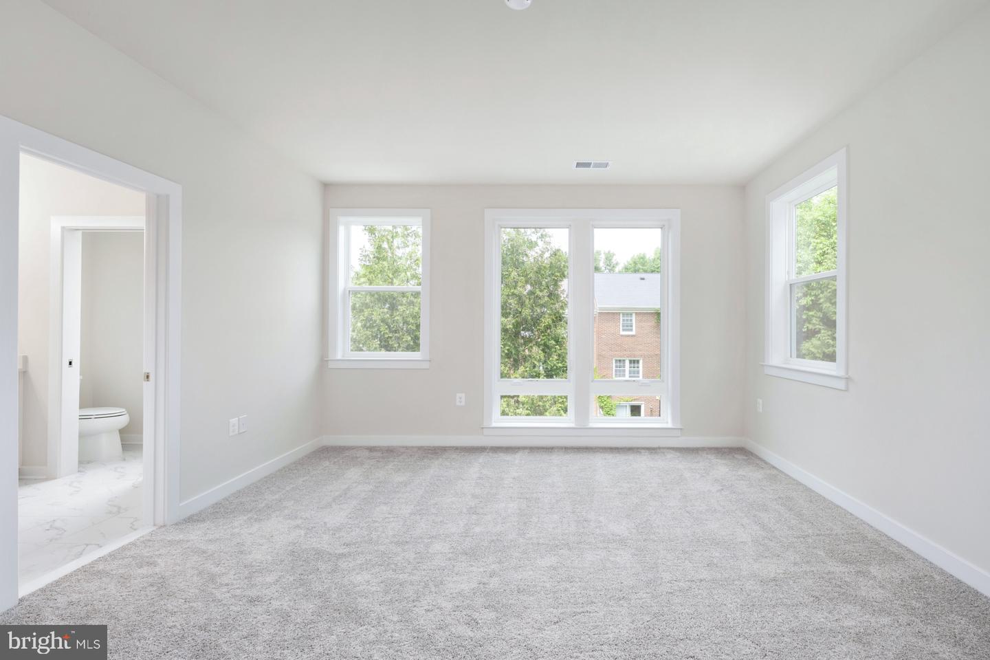 10584 RED OAK ST, FAIRFAX, Virginia 22030, 4 Bedrooms Bedrooms, ,4 BathroomsBathrooms,Residential,For sale,10584 RED OAK ST,VAFC2006302 MLS # VAFC2006302