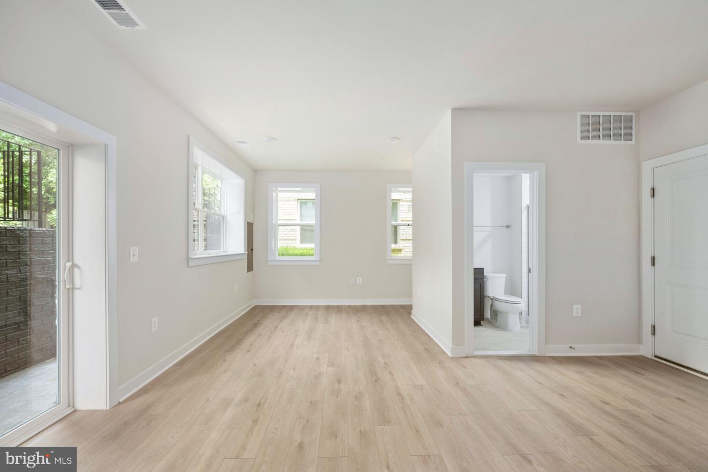 10584 RED OAK ST, FAIRFAX, Virginia 22030, 4 Bedrooms Bedrooms, ,4 BathroomsBathrooms,Residential,For sale,10584 RED OAK ST,VAFC2006302 MLS # VAFC2006302