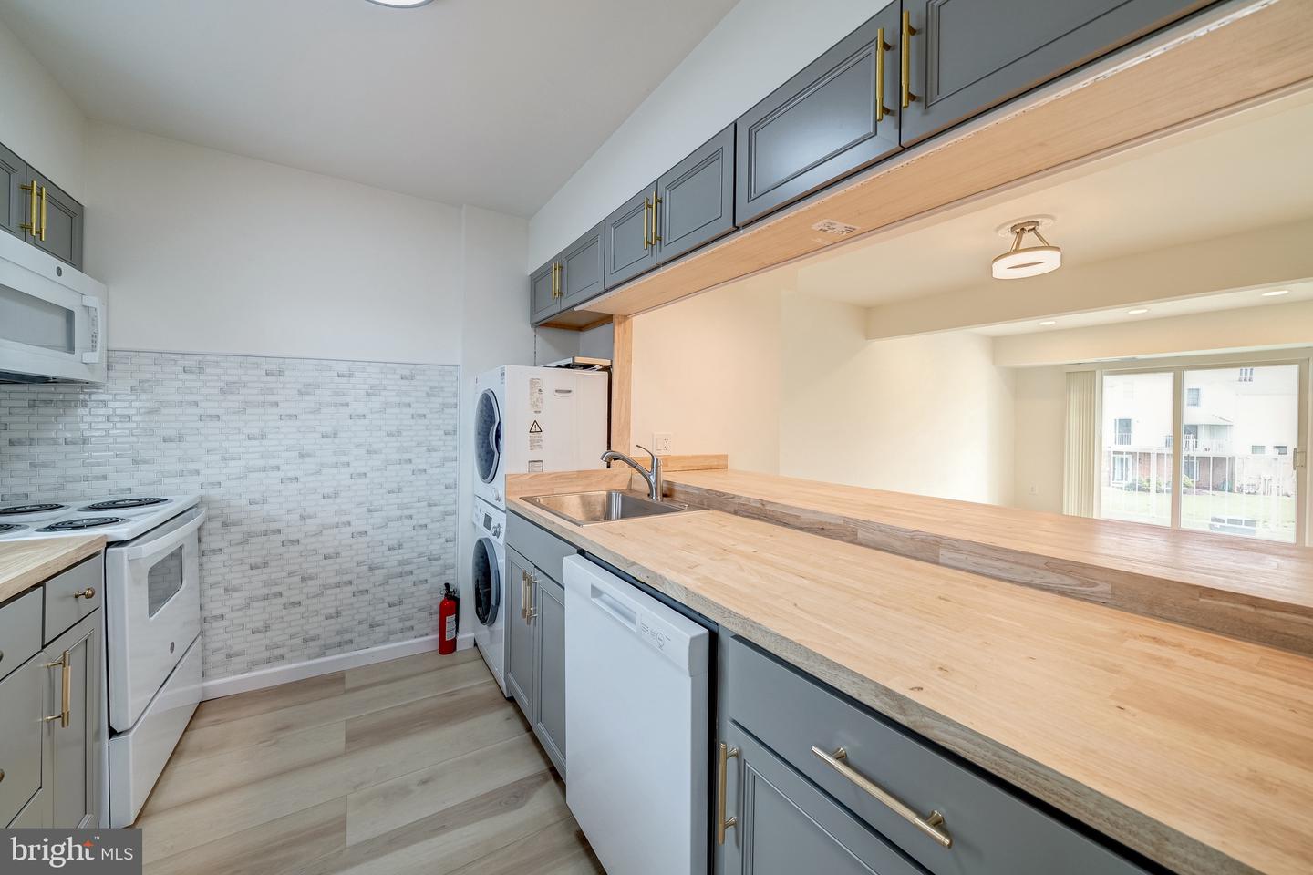 14419 COOL OAK LN, CENTREVILLE, Virginia 20121, 2 Bedrooms Bedrooms, ,1 BathroomBathrooms,Residential,For sale,14419 COOL OAK LN,VAFX2239456 MLS # VAFX2239456