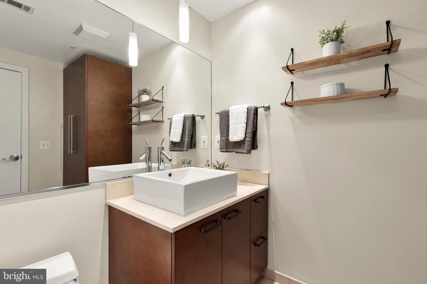 1010 MASSACHUSETTS AVE NW #211, WASHINGTON, District Of Columbia 20001, 1 Bedroom Bedrooms, ,1 BathroomBathrooms,Residential,For sale,1010 MASSACHUSETTS AVE NW #211,DCDC2199756 MLS # DCDC2199756