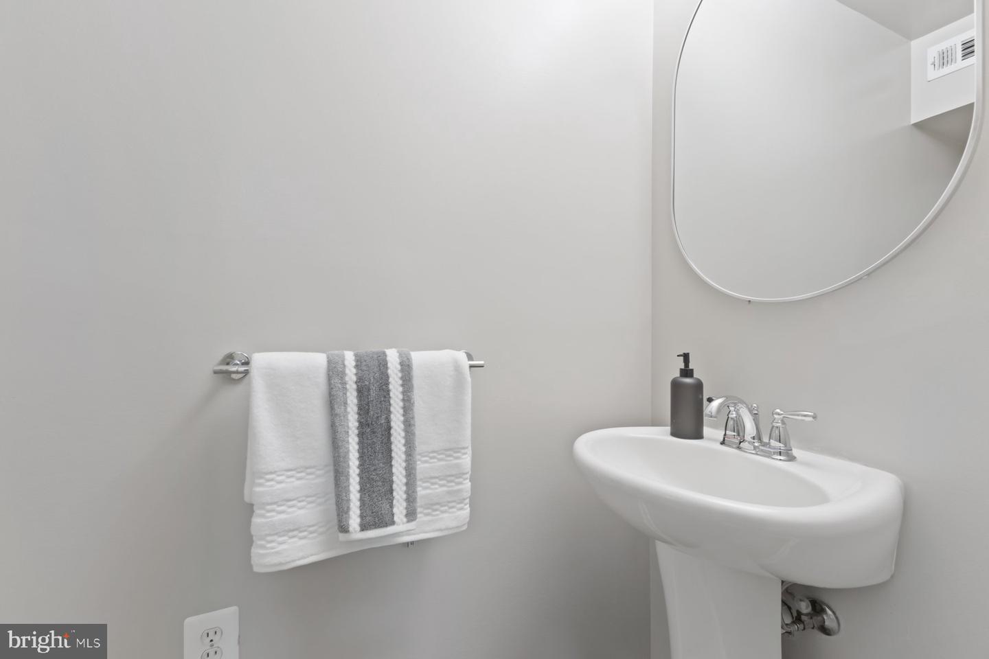 400 WOODCREST DR SE, WASHINGTON, District Of Columbia 20032, 3 Bedrooms Bedrooms, 3 Rooms Rooms,2 BathroomsBathrooms,Residential,For sale,400 WOODCREST DR SE,DCDC2200196 MLS # DCDC2200196