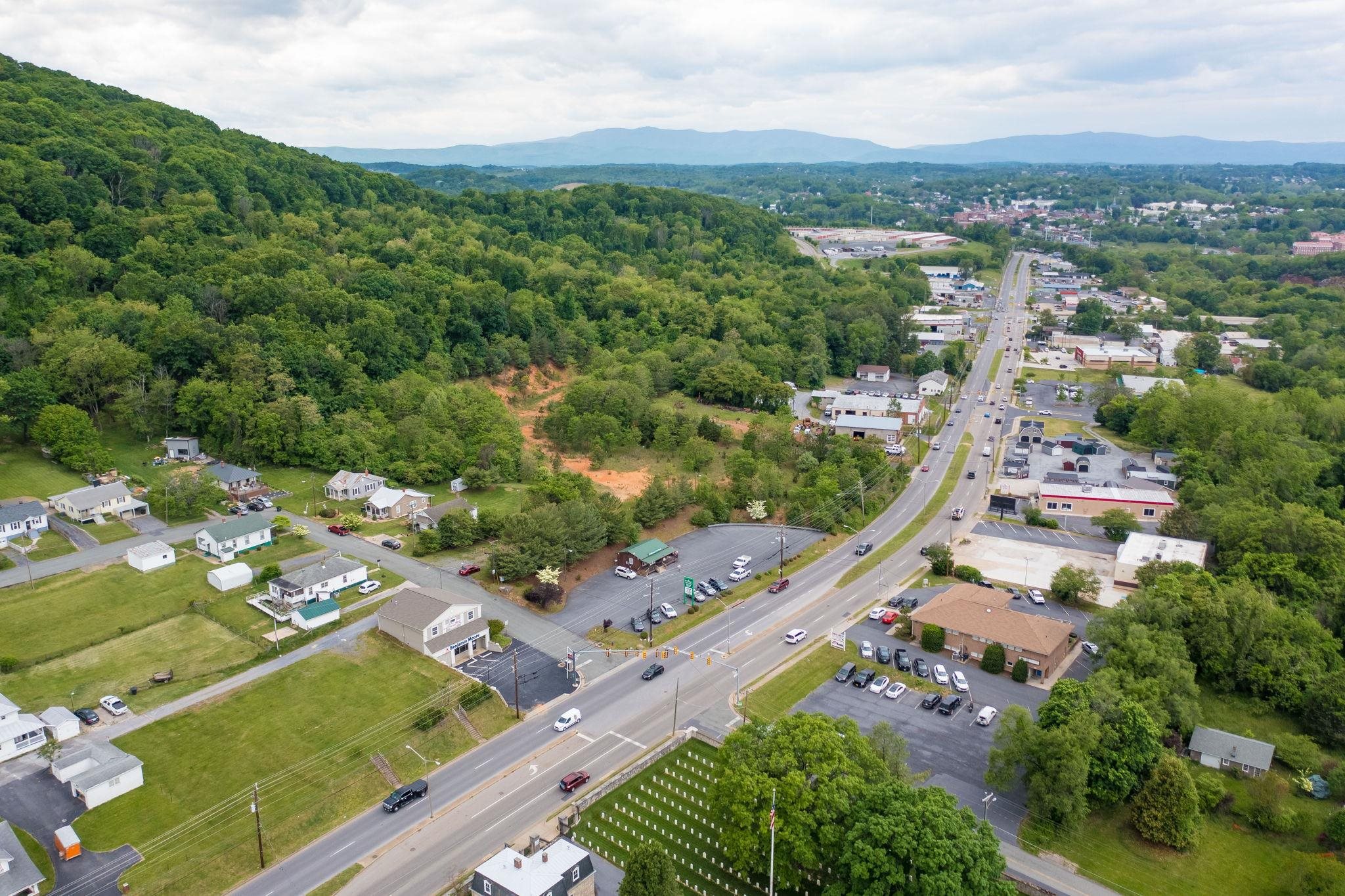 902 RICHMOND AVE, STAUNTON, Virginia 24401, ,Commercial,902 RICHMOND AVE,664421 MLS # 664421