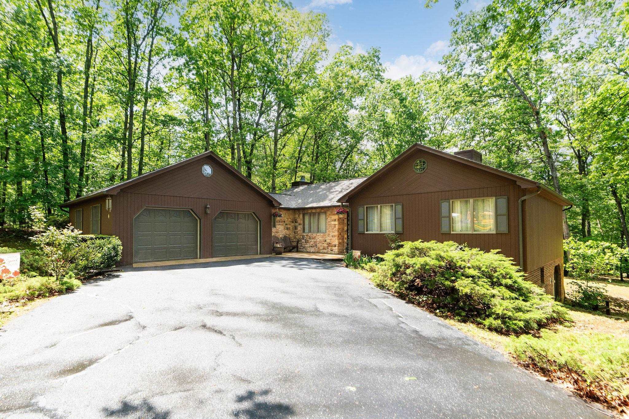 3 WHIPPOORWILL WAY, WAYNESBORO, Virginia 22980, 3 Bedrooms Bedrooms, ,2 BathroomsBathrooms,Residential,3 WHIPPOORWILL WAY,664420 MLS # 664420
