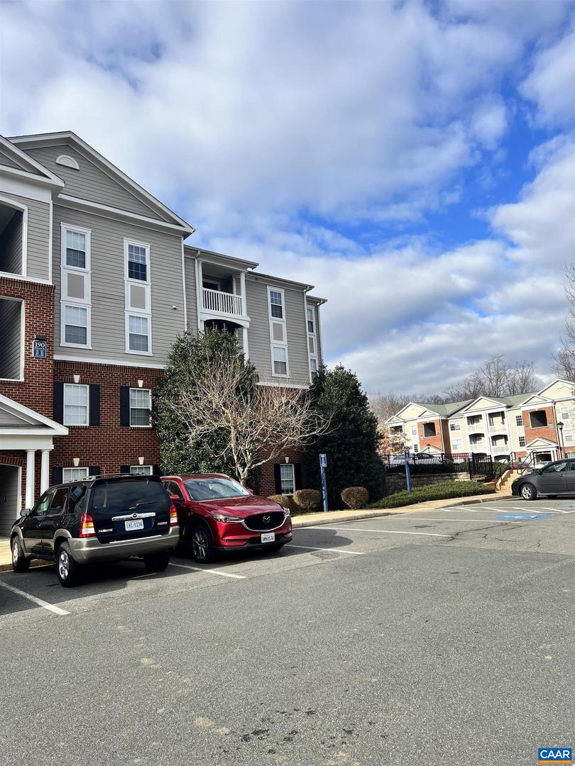 190 YELLOWSTONE DR #203, CHARLOTTESVILLE, Virginia 22903, 2 Bedrooms Bedrooms, ,2 BathroomsBathrooms,Residential,For sale,190 YELLOWSTONE DR #203,664424 MLS # 664424