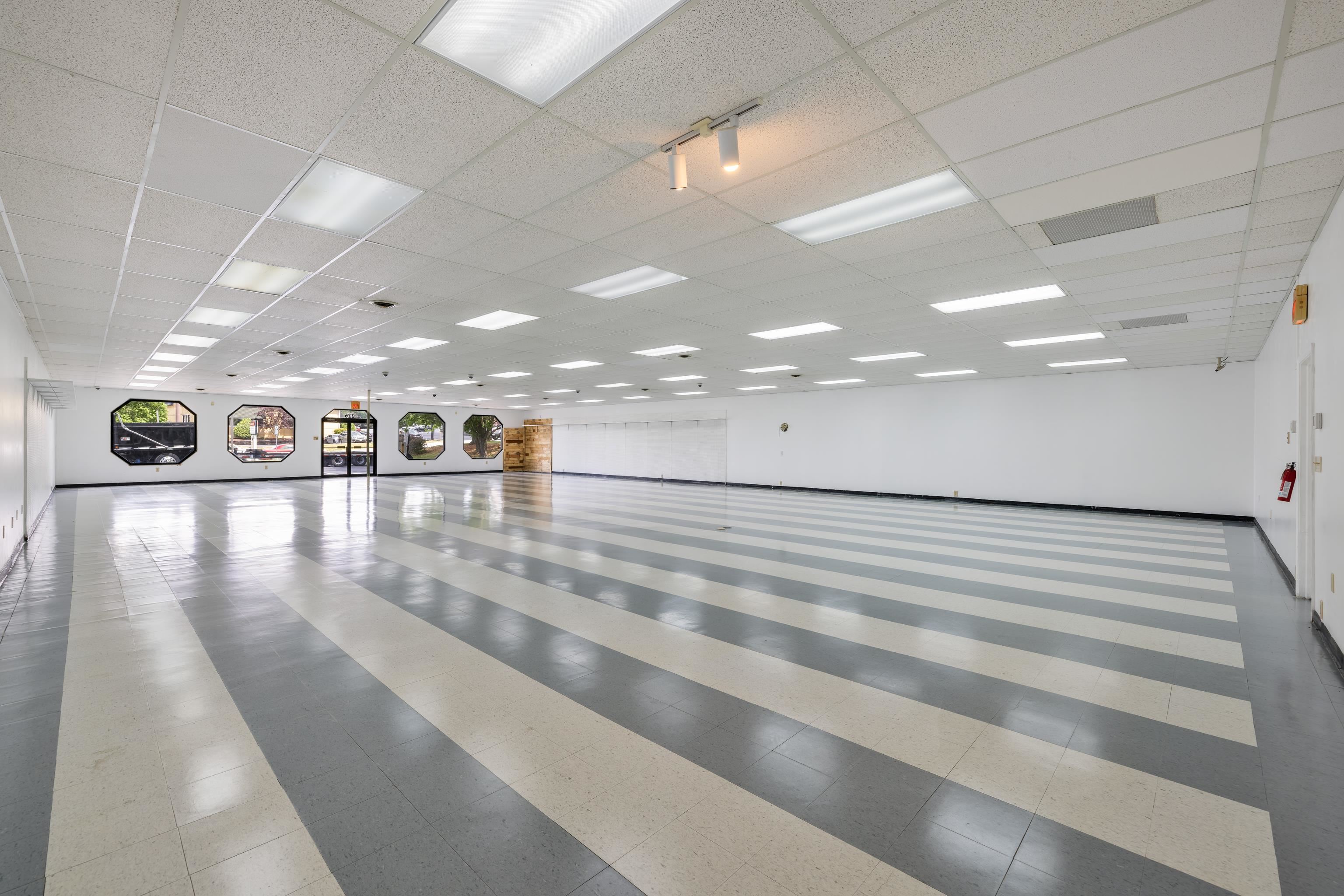 226 UNIVERSITY BLVD, HARRISONBURG, Virginia 22801, ,Commercial,226 UNIVERSITY BLVD,664455 MLS # 664455