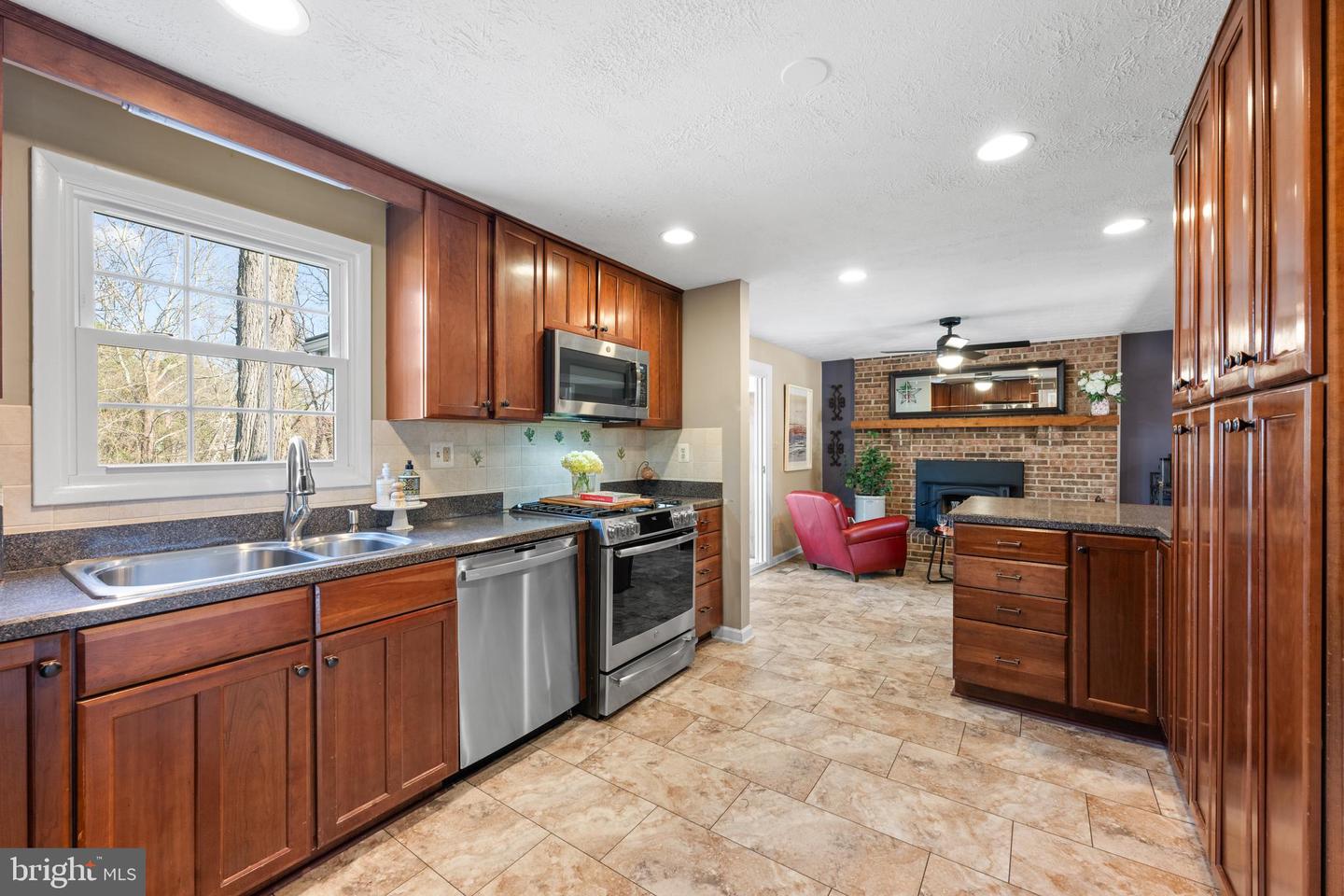 1155 KETTLE POND LN, GREAT FALLS, Virginia 22066, 4 Bedrooms Bedrooms, ,3 BathroomsBathrooms,Residential,For sale,1155 KETTLE POND LN,VAFX2229752 MLS # VAFX2229752