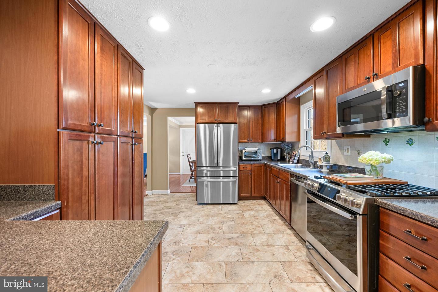 1155 KETTLE POND LN, GREAT FALLS, Virginia 22066, 4 Bedrooms Bedrooms, ,3 BathroomsBathrooms,Residential,For sale,1155 KETTLE POND LN,VAFX2229752 MLS # VAFX2229752