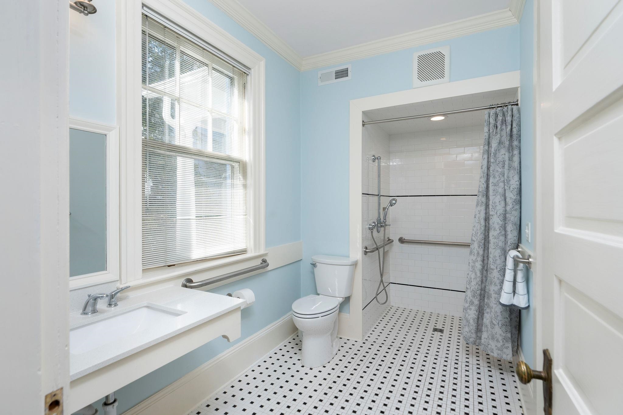 675 E BEVERLEY ST, STAUNTON, Virginia 24401, 4 Bedrooms Bedrooms, ,3 BathroomsBathrooms,Residential,675 E BEVERLEY ST,663500 MLS # 663500