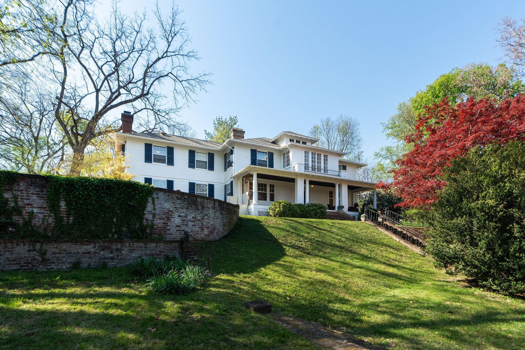 675 E BEVERLEY ST, STAUNTON, Virginia 24401, 4 Bedrooms Bedrooms, ,3 BathroomsBathrooms,Residential,675 E BEVERLEY ST,663500 MLS # 663500